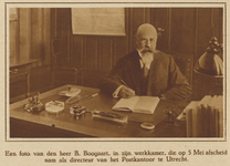 871830 Portret van B. Boogaart in zijn werkkamer, die afscheid genomen heeft als directeur van het Hoofdpostkantoor ...